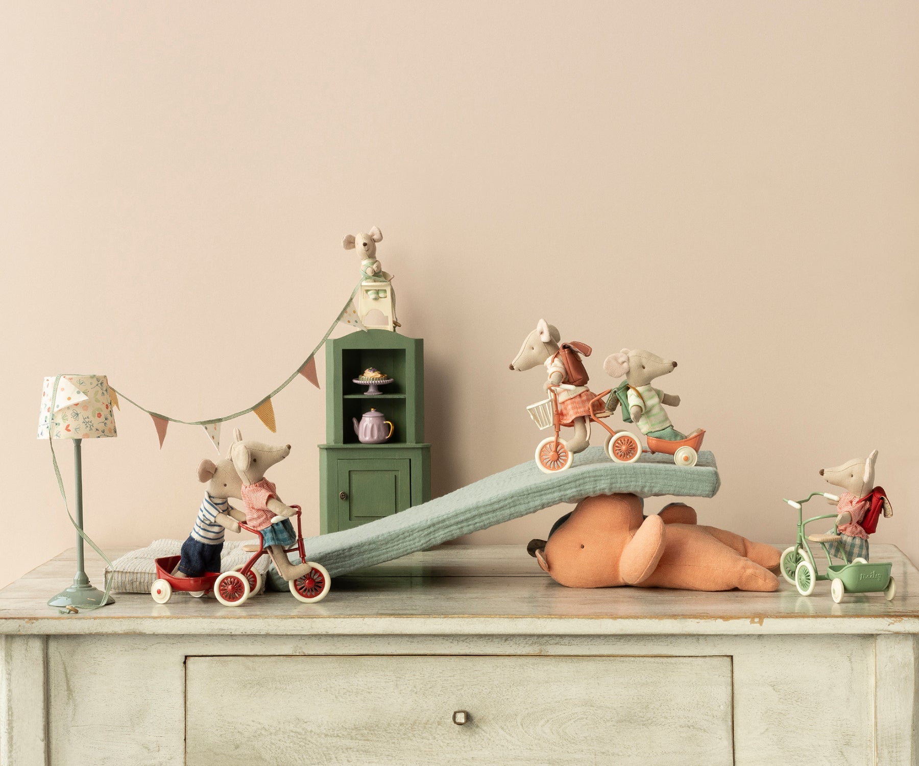 Tricycle Hanger, Mouse - Coral