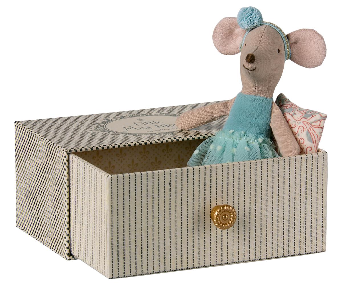 Dance mouse in daybed, Little sister