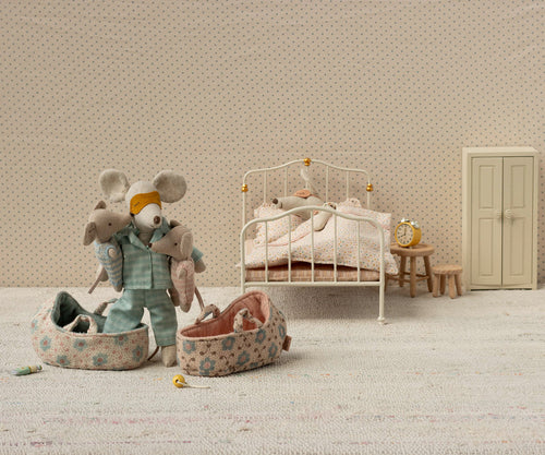 Baby mouse in carry cot - Rose