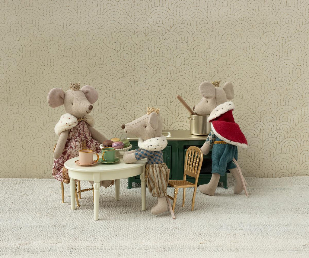 Gold Chair, Mouse