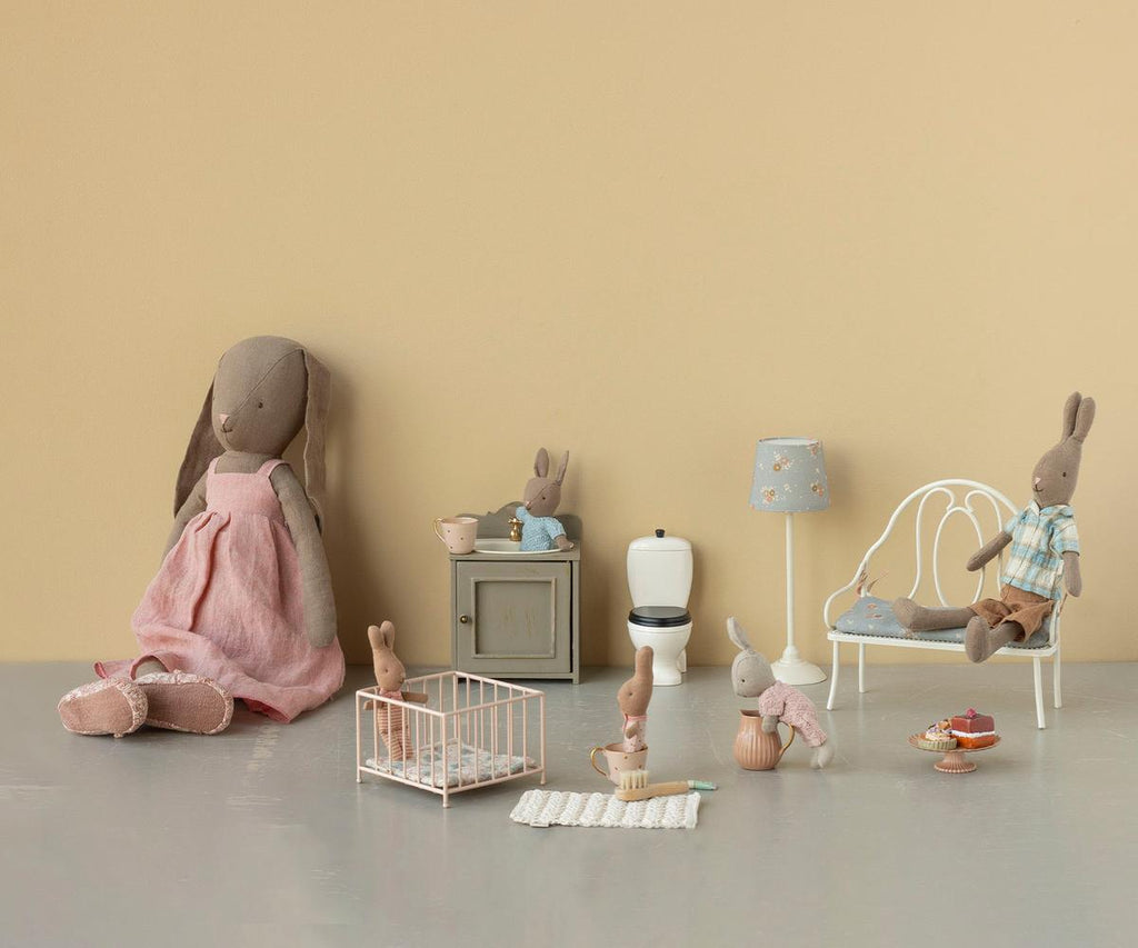 Miniature toilet